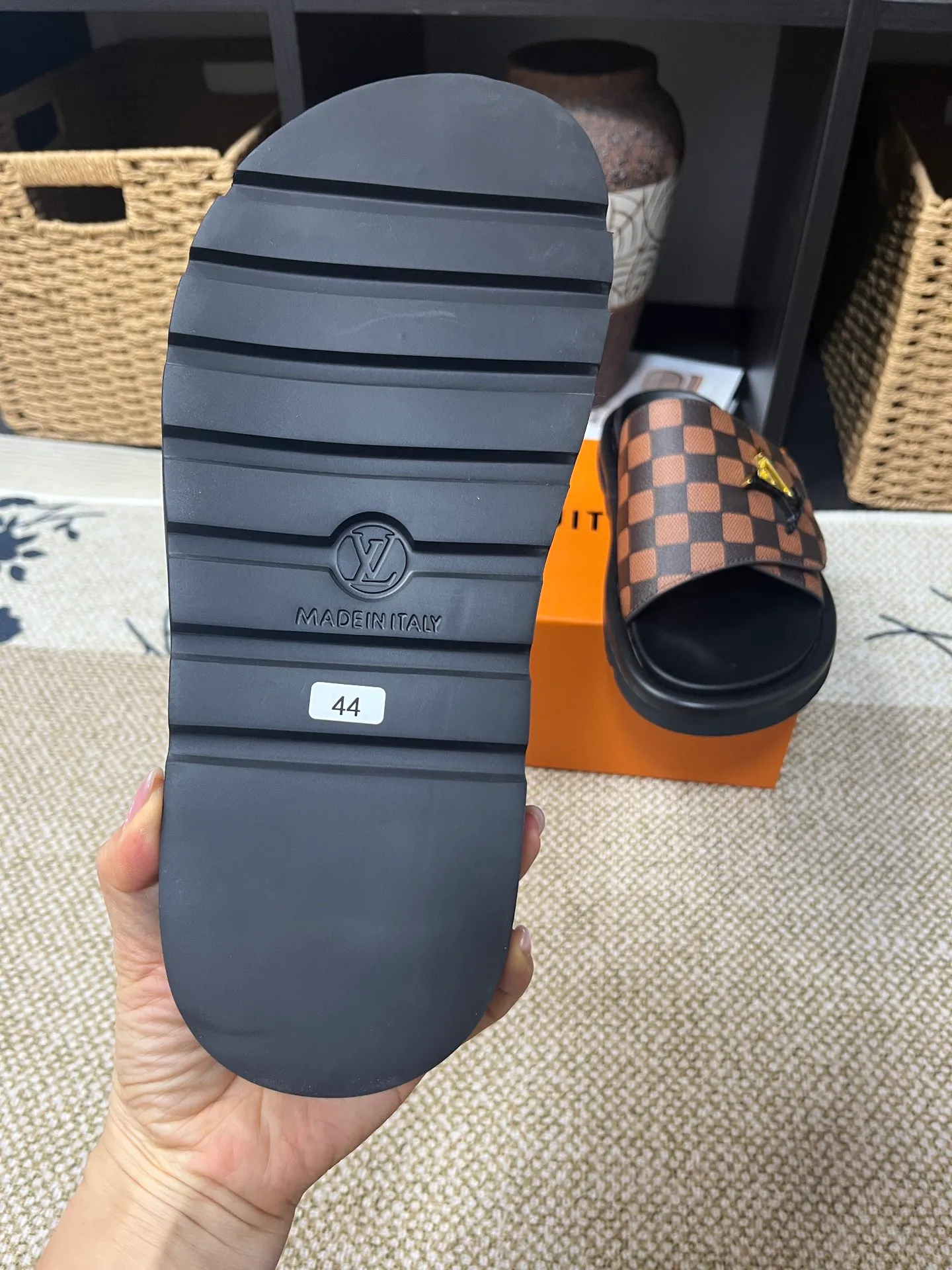 P340 [New Style] [LOUIS VUITTON] Louis Vuitton, LV printing, men's and women's slippers are now on the market, packed in drawer boxes with cloth bags and cards, the upper pattern looks very soft and waxy, and is a super versatile leg slimming tool. Fabric: imported denim/canvas/old fabric, LV hardware LOGO, official website pattern printing, comfortable to wear, feet: high-elastic PU water table. Sole: foam sole, heel height: about 5cm. Code number: 35-46, 35, 45, 46 are custom-made and non-returnable. Color: multiple colors and styles available.